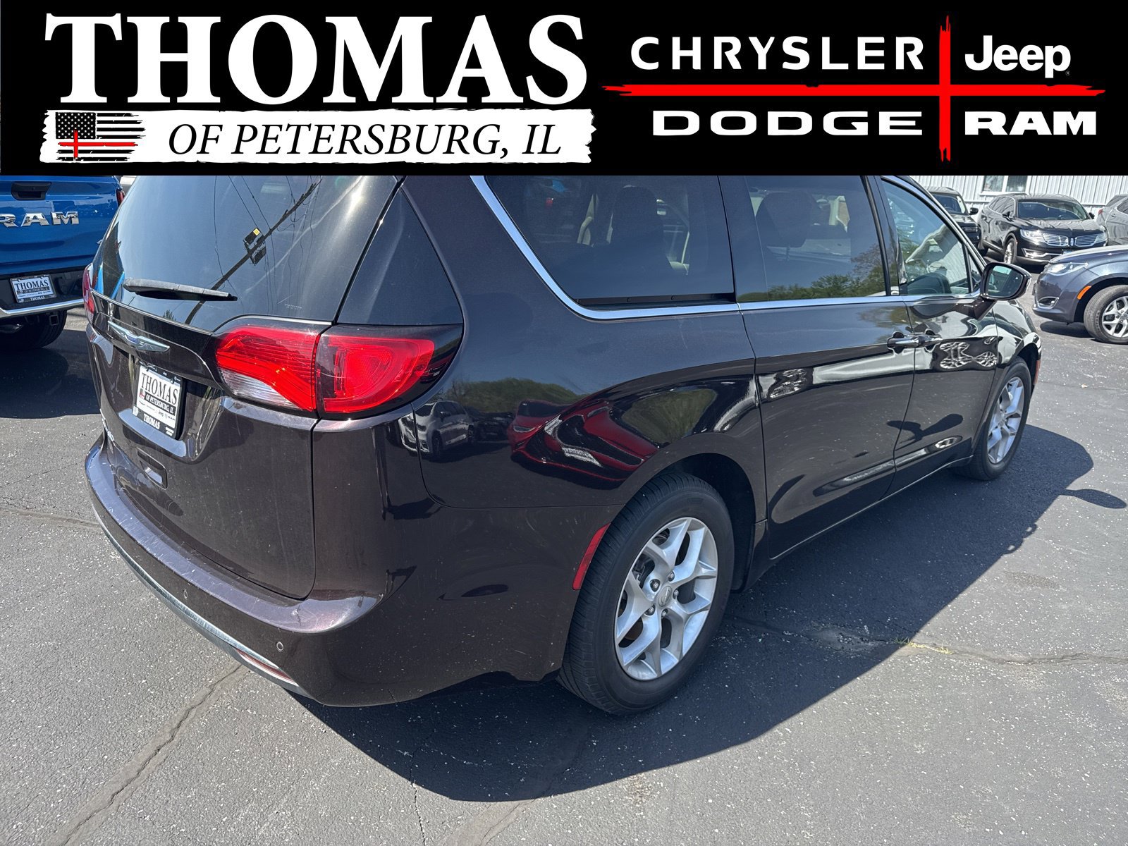 Used 2019 Chrysler Pacifica Touring Plus w/ Tire & Wheel Group FWD image 7