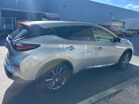 Used 2021 Nissan Murano SV w/ SV Special Edition Package FWD image 3