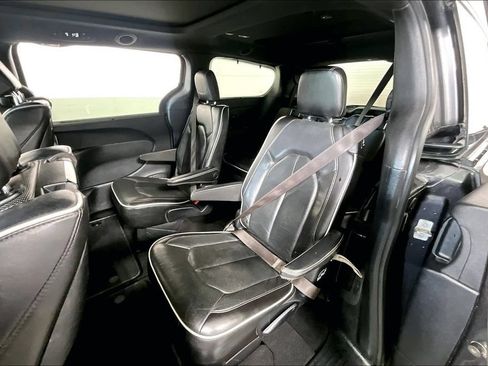 Used 2020 Chrysler Pacifica Limited w/ Advanced Safetytec Group FWD image 26