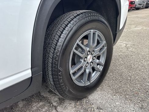 Used 2025 GMC Acadia Elevation image 12