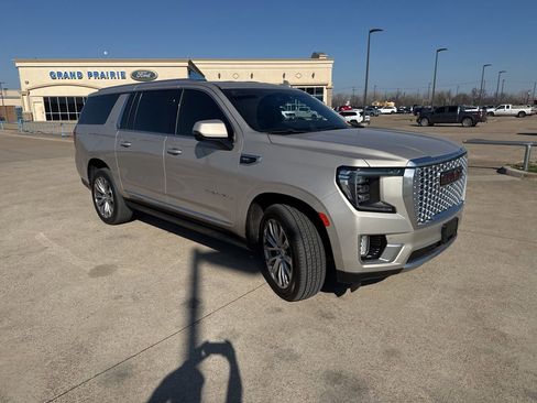 Used 2021 GMC Yukon XL Denali w/ Denali Premium Package image 18