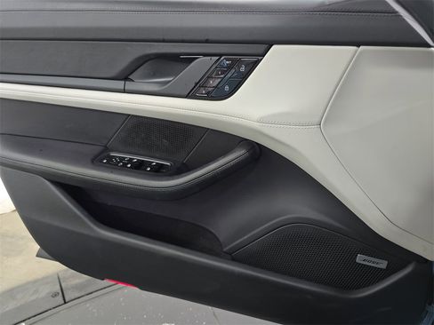 Used 2020 Porsche Taycan 4S image 22