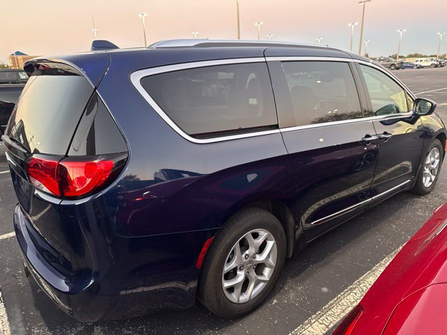 Used 2017 Chrysler Pacifica Touring-L Plus w/ Advanced Safetytec Group FWD image 4