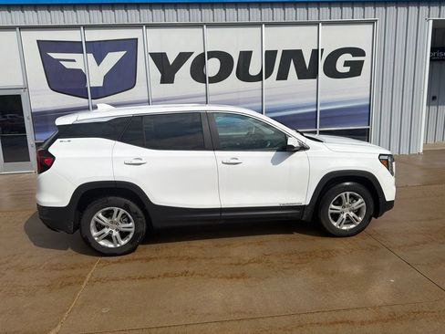 Used 2024 GMC Terrain SLE AWD/4WD image 2