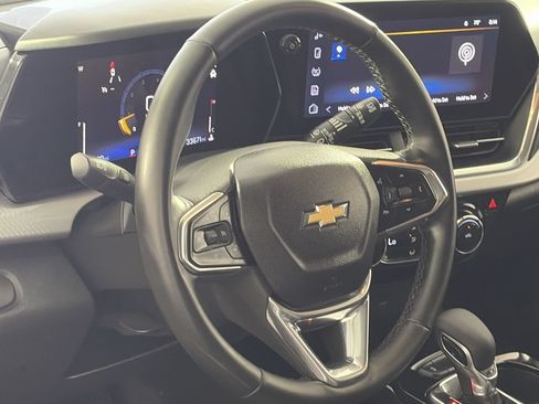 Used 2025 Chevrolet Trax LT w/ LT Convenience Package FWD image 12