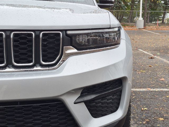 Used 2024 Jeep Grand Cherokee Laredo w/ Luxury Tech Group I AWD/4WD image 9