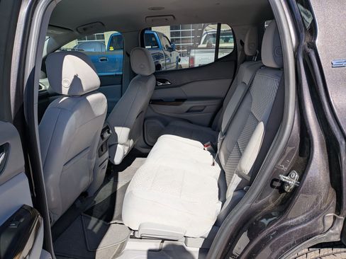 Used 2018 GMC Acadia SLE image 28