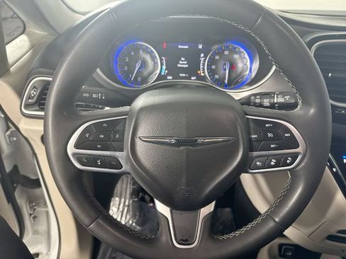 Used 2023 Chrysler Pacifica Touring-L FWD image 11
