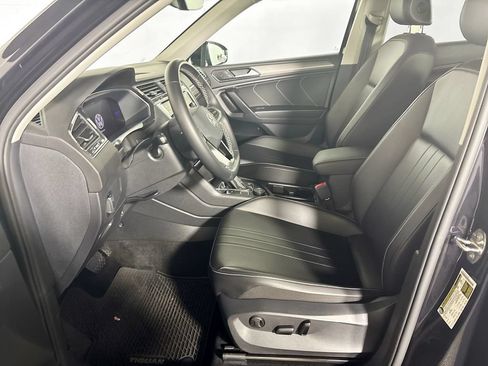Certified 2022 Volkswagen Tiguan SE w/ Panoramic Sunroof Package AWD/4WD image 12