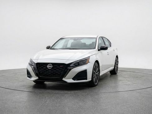 Used 2025 Nissan Altima 2.5 SV FWD image 2