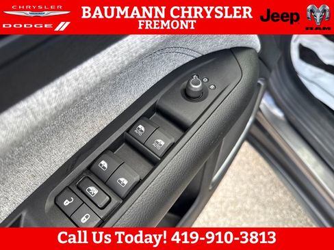 Used 2022 Jeep Compass Latitude w/ Convenience Group AWD/4WD image 11