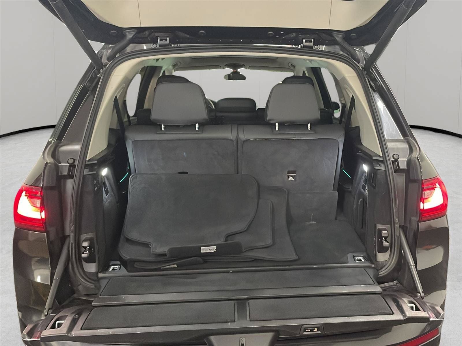 Used 2020 BMW X7 xDrive40i w/ Parking Assistance Package AWD/4WD image 12
