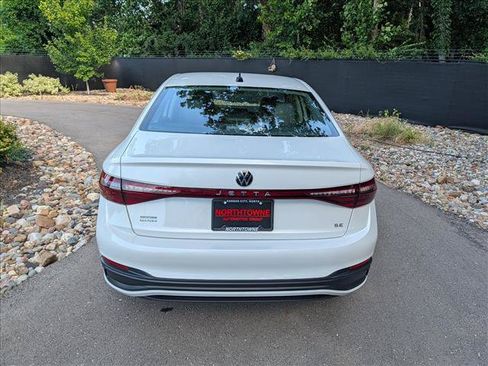 Used 2025 Volkswagen Jetta SE w/ Sunroof Package FWD image 4