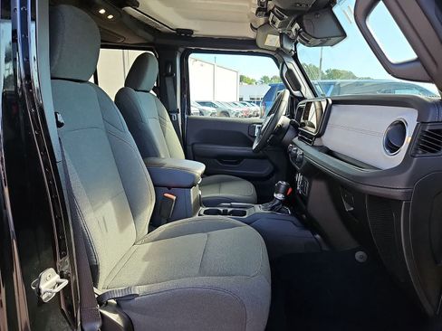 Used 2025 Jeep Wrangler Unlimited Sahara AWD/4WD image 32