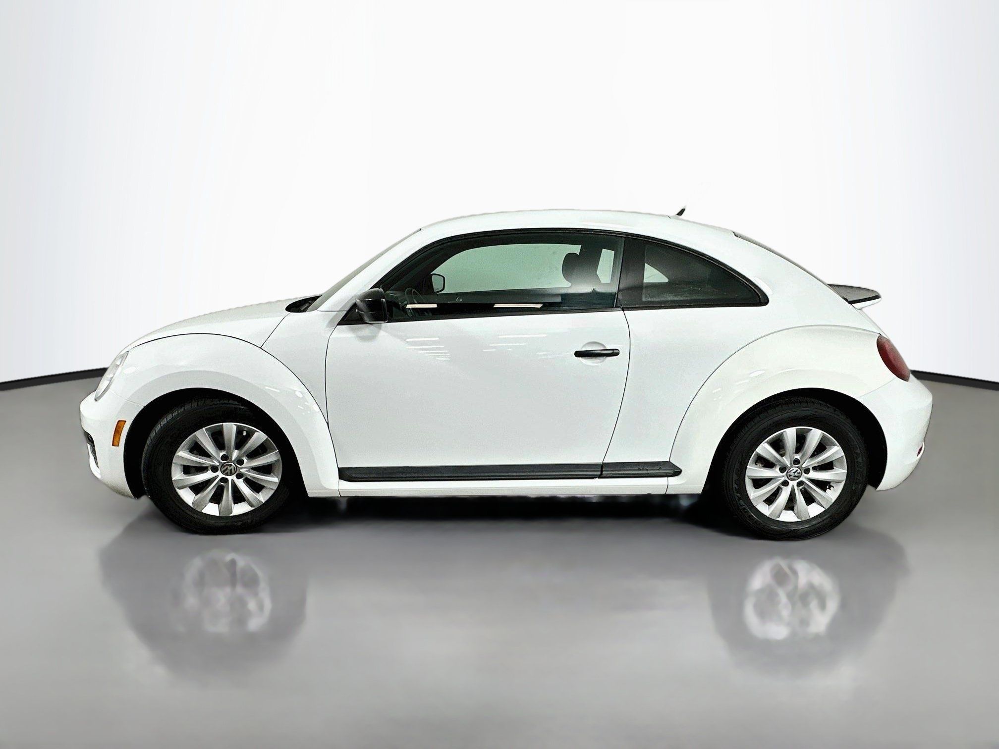 Used 2017 Volkswagen Beetle 1.8T Classic FWD image 4