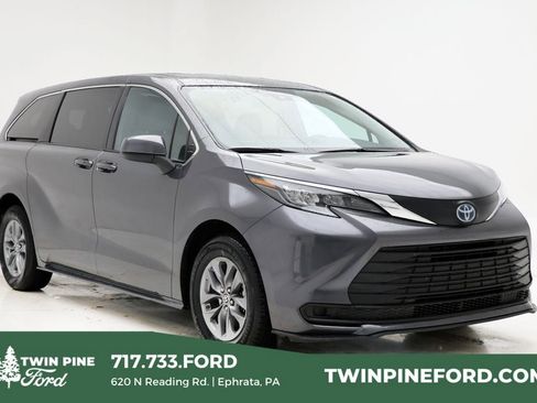 Used 2025 Toyota Sienna LE image 1