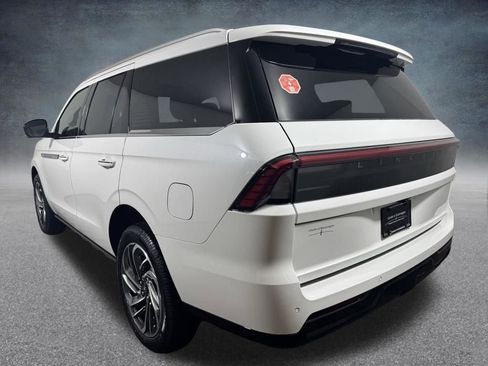 New 2026 Lincoln Navigator Reserve AWD/4WD image 4