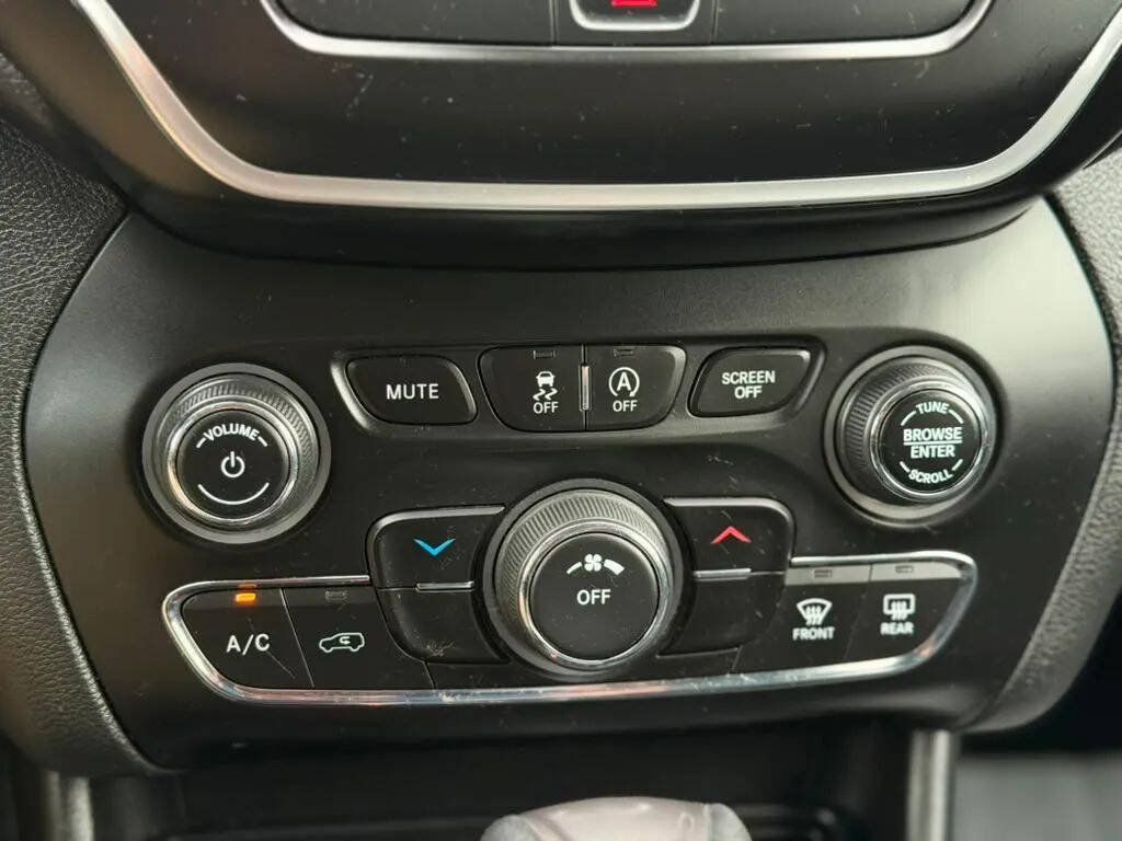 Used 2019 Jeep Cherokee Latitude w/ Popular Appearance Group FWD image 18