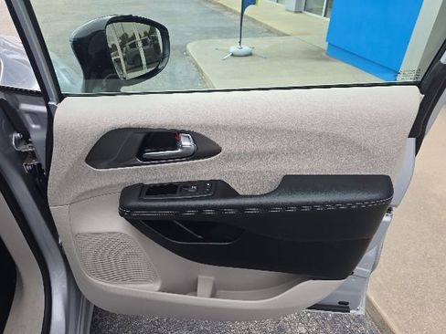 Used 2024 Chrysler Pacifica Touring-L FWD image 50