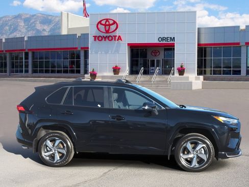 Used 2025 Toyota RAV4 SE image 3