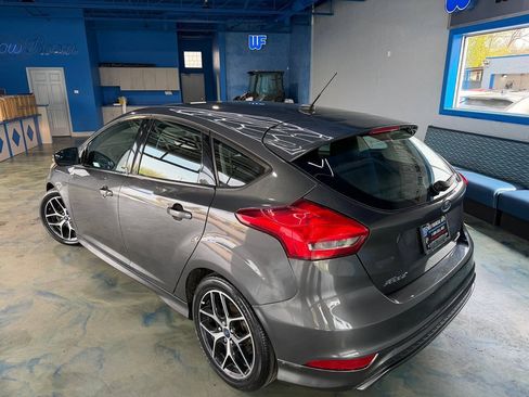 Used 2015 Ford Focus SE w/ SE Sport Package FWD image 3
