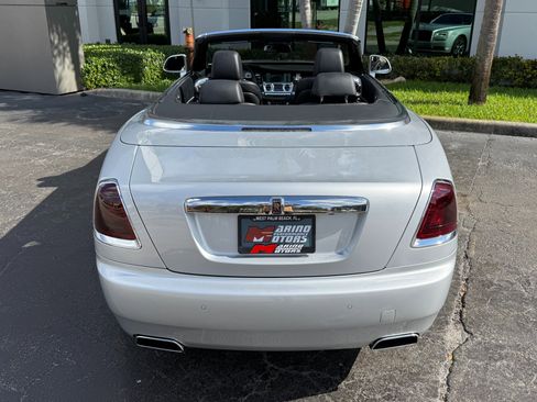 Used 2017 Rolls-Royce Dawn image 23