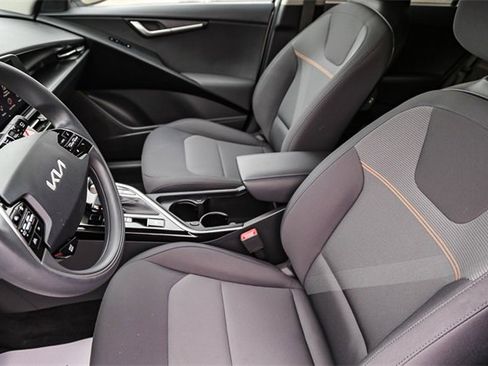 Certified 2025 Kia Niro LX image 16