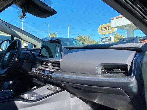 Used 2025 Toyota Prius LE image 35