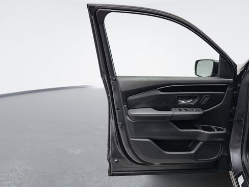 Used 2024 Honda Pilot Touring image 9