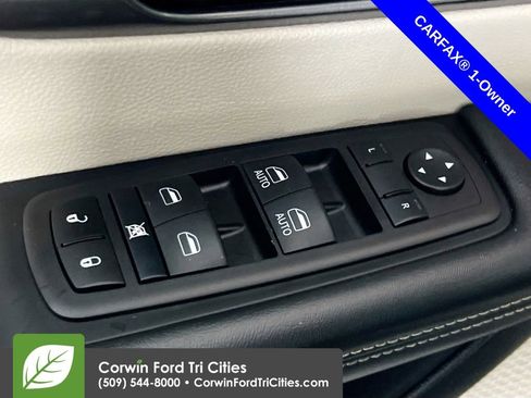 Used 2024 Chrysler Pacifica Touring-L image 12