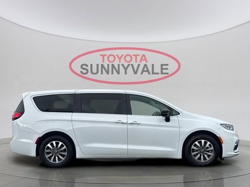 Used 2024 Chrysler Pacifica Select image 9