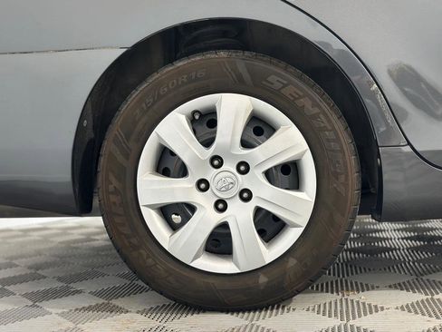 Used 2010 Toyota Camry SE FWD image 31