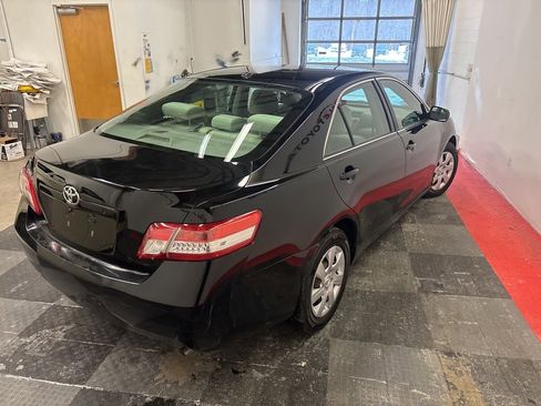 Used 2011 Toyota Camry LE image 10
