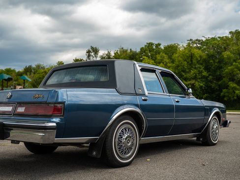 Used 1988 Chrysler Fifth Avenue RWD image 18