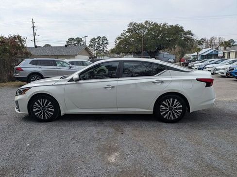 Used 2024 Nissan Altima 2.5 SV w/ SV Premium Package FWD image 3