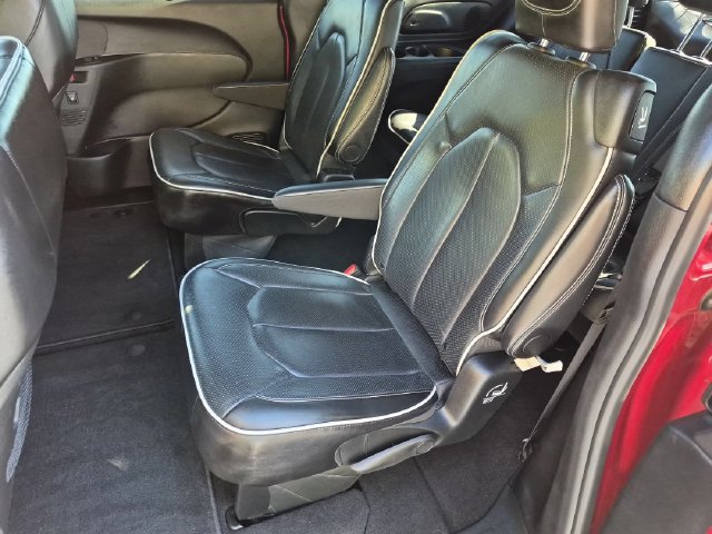 Used 2025 Chrysler Pacifica Limited FWD image 18