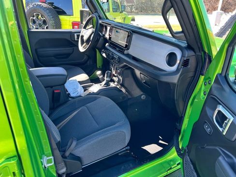 Used 2025 Jeep Wrangler Sport S image 9