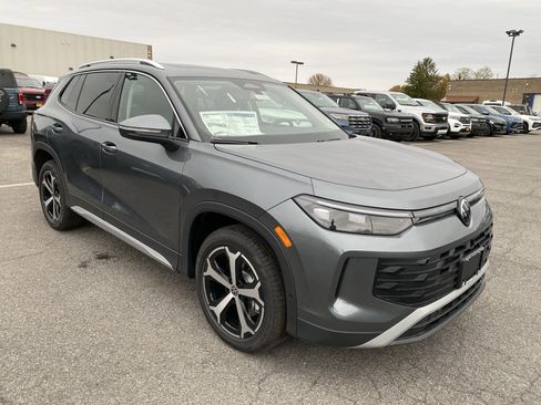 New 2025 Volkswagen Tiguan SE image 2