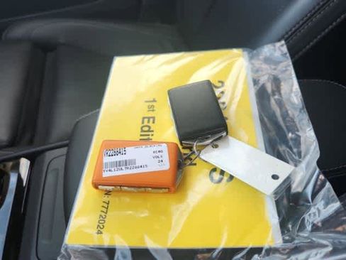 Used 2024 Volvo XC40 B5 Plus w/ Climate Package image 5