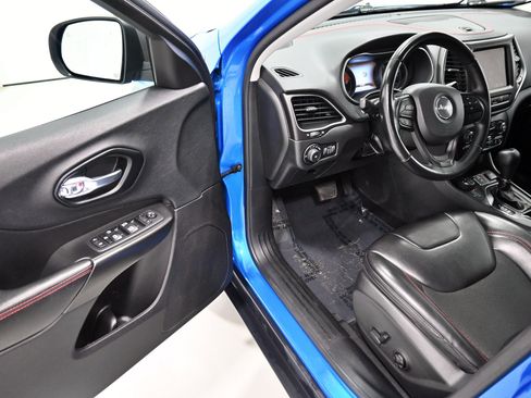 Used 2021 Jeep Cherokee Trailhawk AWD/4WD image 4