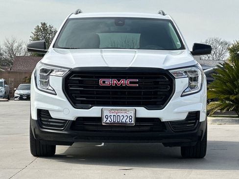 Used 2024 GMC Terrain SLE w/ Elevation Edition image 9