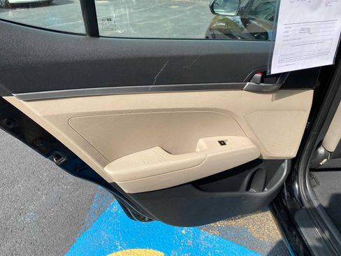 Used 2019 Hyundai Elantra SE FWD image 26