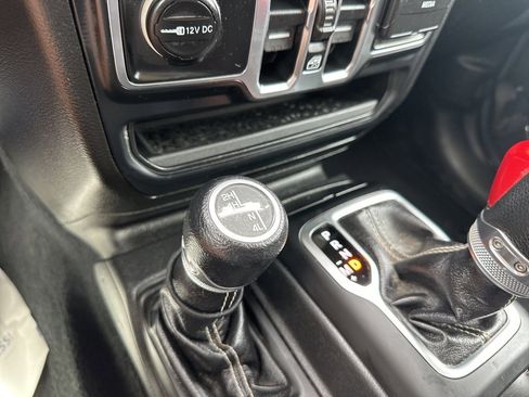 Used 2019 Jeep Wrangler Unlimited Sahara image 4
