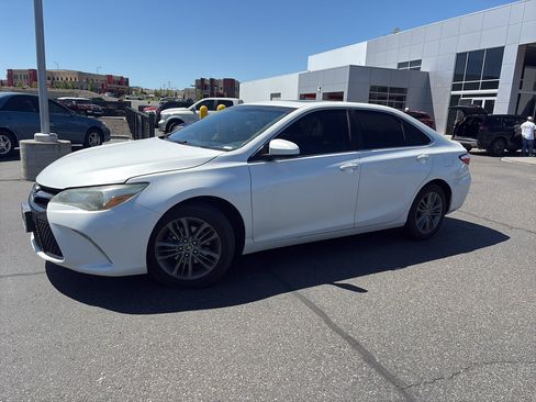 Used 2015 Toyota Camry SE w/ Moonroof Package FWD image 3