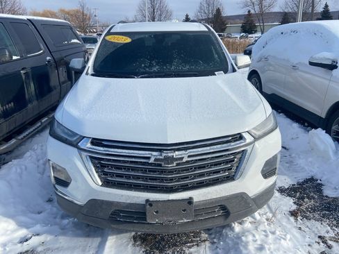 Used 2023 Chevrolet Traverse LT image 2