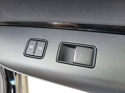 Used 2021 Toyota Venza LE image 9