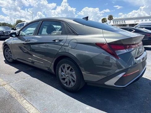 Used 2024 Hyundai Elantra SEL FWD image 3