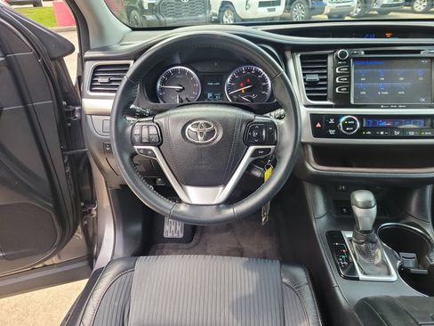 Used 2016 Toyota Highlander Plus FWD image 17