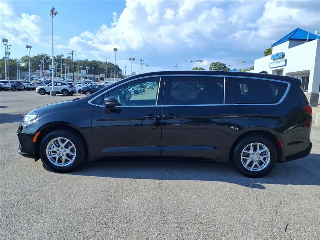 Used 2025 Chrysler Pacifica Select FWD image 7