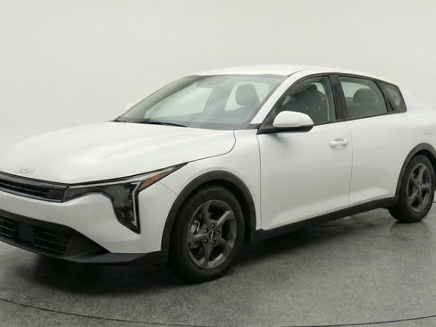 Used 2025 Kia K4 LXS image 3